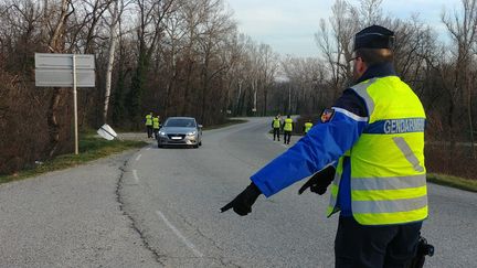 Un contrôle routier de gendarmes (illustration). (ADÈLE BOSSARD / RADIOFRANCE)