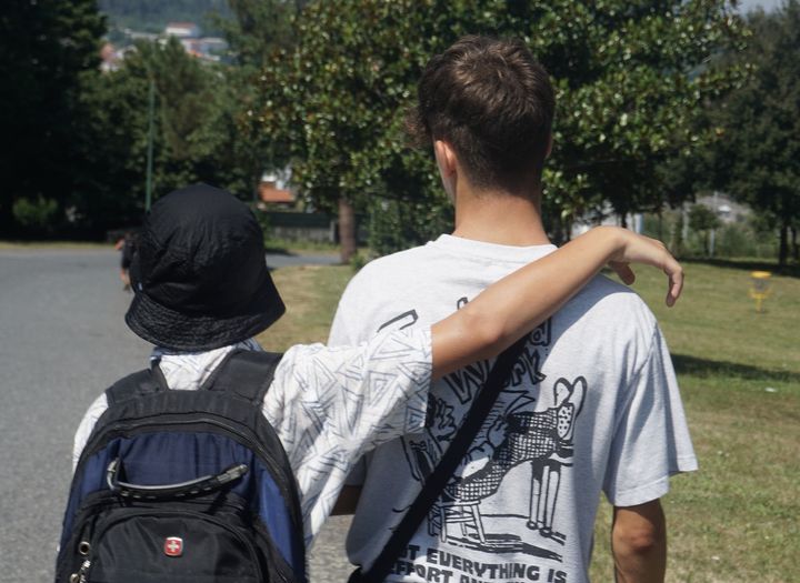 Yevhenii et Rayan sur le chemin de Saint-Jacques-de-Compostelle, en Espagne, le 23 août 2023. (MARIE-VIOLETTE BERNARD / FRANCEINFO)