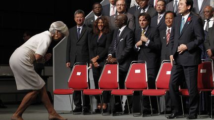 La directrice g&eacute;n&eacute;rale du Fond mon&eacute;taire international&nbsp;Christine Lagarde s'incline devant le ministre japonais des Finances lors de l'assembl&eacute;e pl&eacute;ni&egrave;re de la Banque mondiale et du FMI &agrave; Tokyo (Japon), le 12 octobre 2012. (KIM KYUNG HOON / REUTERS)