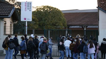 Des élèves devant le collège du Bois d'Aulne, à Conflans-Sainte-Honorine, le 3 novembre 2023 (THOMAS COEX / AFP)