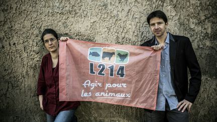 Brigitte Gothière et Sébastien Arsac, cofondateurs de l'association L214, à Lyon, le 1er mars 2016. (JEFF PACHOUD / AFP)