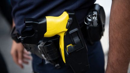 Un policier porte à la ceinture un pistolet à impulsion électrique, à Marseille, le 12 juin 2020. (CLEMENT MAHOUDEAU / AFP)