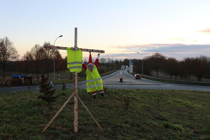 La "future tombe d'Emmanuel Macron" érigée par les "gilets jaunes" au centre du rond-point qu'ils occupent à Albert (Somme), le 4 décembre 2018. (BENOIT ZAGDOUN / FRANCEINFO)