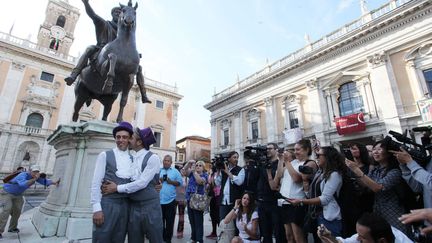 «Je vous vois très émus, et avec raison, pour un moment important: aujourd'hui naît un nouveau couple et une nouvelle famille», a déclaré Mme Raggi en accueillant au Capitole, la mairie de Rome, Luca De Sario et Francesco Villarusso. «Je vous souhaite une vie intense», a-t-elle ajouté en procédant à la lecture des articles du code civil prévue par cette nouvelle loi. N’ayant pas reçu le soutien du Mouvement Cinq Etoiles (populiste) dont la maire de Rome est membre, le gouvernement de centre gauche a dû revoir son projet de loi pour obtenir l’assentiment du centre droit. Il a finalement opté pour l’union civile, distincte du mariage. Celle-ci ne permet pas, comme le prévoyait le projet initial, d’adopter les enfants naturels du conjoint. (IPA PRESS/SIPA)