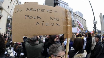 Une pancarte de manifestants lors d'un rassemblement de retraités à Nancy (Meurthe-et-Moselle), le 30 janvier 2018. (MAXPPP)