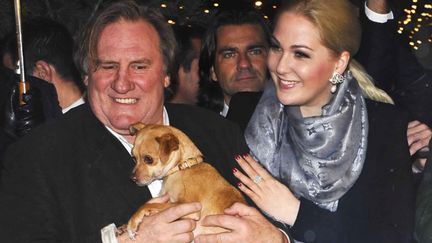 Gérard Depardieu et Kathrin Glock, l'épouse du fabricant de pistolets Glock, le 14 novembre au Marché de Noël d'Aiderbichl en Autriche
