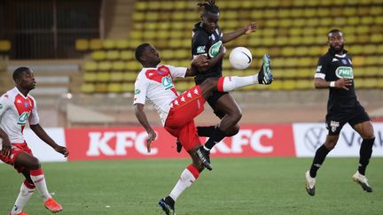 A l'image de ce duel entre Fofana et Angban, Monaco et Metz ont bataillé jusqu'au bout pour se départager. (VALERY HACHE / AFP)