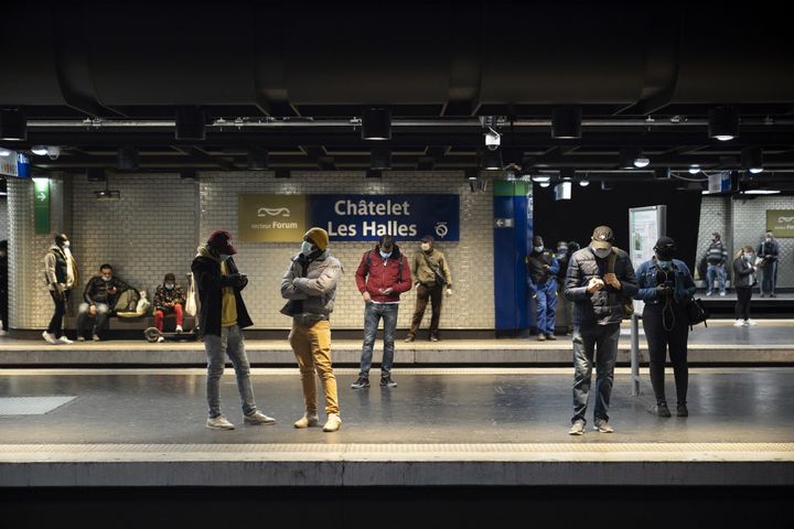 Des Parisiens attendent le métro, à la station Châtelet-Les Halles, le 5 mai 2020.&nbsp; (FRANCK RENOIR / HANS LUCAS / AFP)