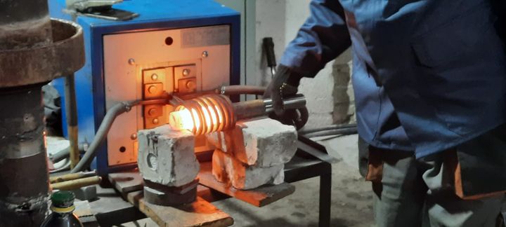 In this factory in Dnipro, Ukraine, workers manufacture highly technical bolts for metallurgy, gas transport and oil platforms.  (ÉRIC AUDRA / FRANCEINFO)