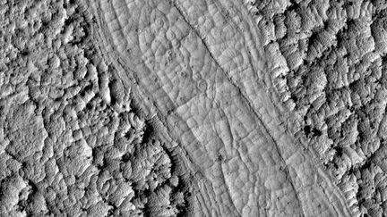 Photo de coul&eacute;es de lave sur Mars transmises par la sonde Mars Reconnaissance Orbiter. (UNIVERSITY OF ARIZONA / JPL-CALTECH / NASA / AFP PHOTO)