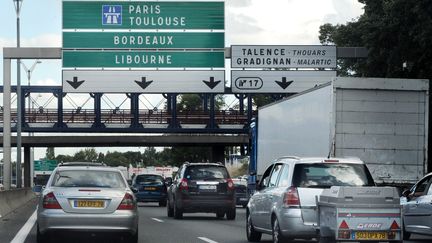 Des vacanciers roulent au pas en direction de Paris, le 22 ao&ucirc;t 2008, sur le p&eacute;riph&eacute;rique de l'agglom&eacute;ration bordelaise. (JEAN-PIERRE MULLER / AFP)