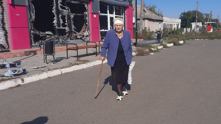 Une habitante de Lyman, Clavdia, 85 ans, elle a vécu de la solidarité des habitants de Lyman. (OMAR OUAHMANE / RADIO FRANCE)