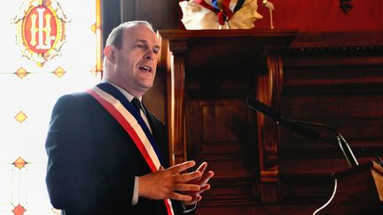 Steeve Briois,&nbsp;maire FN de H&eacute;nin-Beaumont (Pas-de-Calais), le 30 mars 2014, lors du premier conseil municipal de sa mandature. (PHILIPPE HUGUEN / AFP)