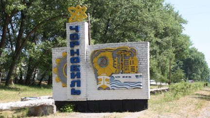 &nbsp; (Le panneau d'entrée de la ville de Tchernobyl : séance photo obligatoire © Radio France / Emmanuel Langlois)