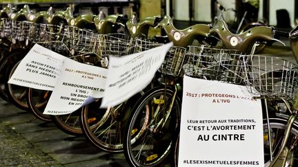 
Le collectif Insomnia a accroché 1 000 affiches en faveur du droit à l'avortement, à Paris, dans la nuit du 16 au 17 janvier 2017.

 (PAULINE MAKOVEITCHOUX)