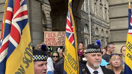 Une militante républicaine tient une pancarte "Abolissons la monarchie", lors de la Proclamation du Roi Charles III à Edimbourg. (THEO UHART / FRANCEINFO)