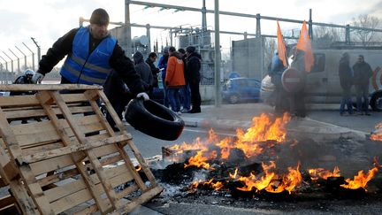 Bloquage de la zone industrielle de Rousset (Bouche-du-Rh&ocirc;ne) par les employ&eacute;s de la soci&eacute;t&eacute; LFoundry, mercredi 18 d&eacute;cembre 2013.&nbsp; (MAXPPP)