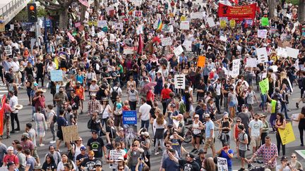 Des milliers de manifestants défilent contre Donald Trump à Los Angeles le samedi 12 novembre.&nbsp; (MINTAHA NESLIHAN EROGLU / AFP)