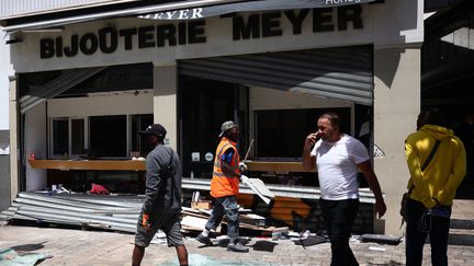 Une bijouterie dévastée du centre-ville de Marseille, le 1 juillet 2023. (CLEMENT MAHOUDEAU / AFP)