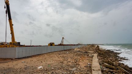 a attisé la colère des agriculteurs. Ces derniers craignent de se voir déposséder de leurs terres Et ainsi de leurs principales sources de revenus. «Pour construire leur port, ils terrassent au bulldozer nos champs de gombo. (…) Des centaines de paysans seront au chômage. Comment allons-nous faire sans agriculture ni pêche?», s’inquiète une habitante citée par «Le Monde».
 (Nathalie Guironnet)