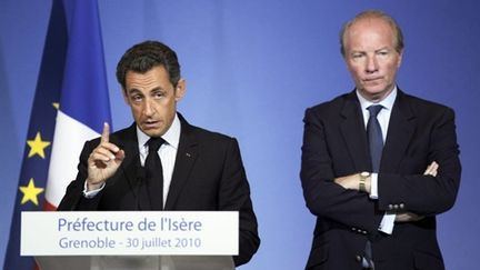 Nicolas Sarkozy et Brice Hortefeux à la préfecture de l'Isère à Grenoble, le 30 juillet 2010. (AFP)