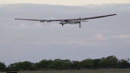 Le Solar Impulse 2 décolle de l'aéroport de&nbsp;Kalaeloa, à Hawaï, jeudi 21 avril 2016. (EUGENE TANNER / AFP)