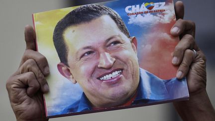 Un supporter du pr&eacute;sident v&eacute;n&eacute;zu&eacute;lien Hugo Chavez le 5 janvier 2013 &agrave; Caracas (V&eacute;n&eacute;zuela).&nbsp; (ARIANA CUBILLOS / AP / SIPA)