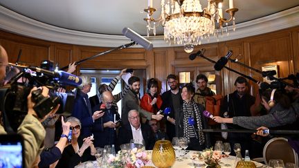 Brigitte Giraud, lauréate du Goncourt 2022, entourée par les membres de l'Académie Goncourt et par les journaliste, le 3 novembre au restaurant Drouant, à Paris (ALEXANDRE MARCHI / MAXPPP)