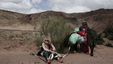 Pour Julie Paterson, une animatrice du Sentier du Sinaï, cette excursion avec une femme guide fera date dans l'histoire des bédouins. Un vieil homme d'une tribu voisine, les Aligat, a déclaré que le projet de guides était un grand pas en avant pour les femmes. "Si une femme veut travailler, elle devrait avoir le droit de le faire. (…) Beaucoup d'hommes disent non, que la place d'une femme est à la maison. Mais j'en ai marre de cette idéologie. Elle est un être humain." (SIPA/AP/NARIMAN EL-MOFTY)