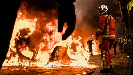 &nbsp; Des pompiers interviennent sur un incendie de voitures le 1er décembre à Paris (SIMON GUILLEMIN / HANS LUCAS)