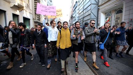 Des hommes en juppe manifestent pour soutenir les femmes victimes de violence, le 21 f&eacute;vrier 2015, &agrave; Istanbul (Turquie). (EMRAH GUREL / AP / SIPA)