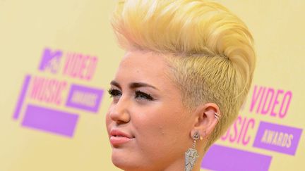 C'est la rentr&eacute;e et Miley Cyrus a &eacute;galement opt&eacute; pour un changement radical de look, qui n'est d'ailleurs pas sans rappeler la coupe de Rihanna en 2009. Plus rebelle mais mois adapt&eacute; aux photocalls sur fond jaune... (GIULIO MARCOCCHI / SIPA)