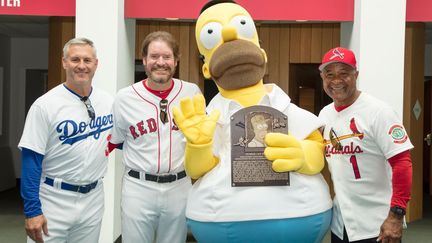 La réunion d'Homer Simpson avec les anciens joueurs Steve Sax, Wade Boggs et Ozzie Smith, apparus dans un épisode des Simpsons. 