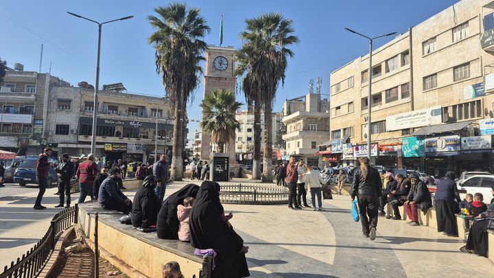 A Idlib, adminstré par HTS depuis 2017, les femmes disent apprécier de se promener sans risque. Toutes sont voilées, beaucoup portent traditionnellement le niqab. (MARIE-PIERRE VEROT / FRANCEINFO / RADIO FRANCE)