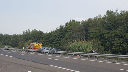 Une partie des secours installé sur le bord de la nationale 116. (Sébastien Berriot / Radio France)