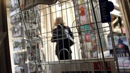 Des présentoirs vides dans un kiosque à Paris (photo d'archives) (AFP - EMMANUEL GLACHANT)