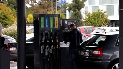 Depuis plusieurs mois en 2024, les prix des carburants ont baissé en France. Une dynamique saluée par les automobilistes. (France 2)