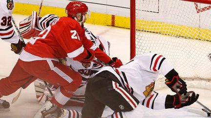 Miller, des Red Wings, devant la cage des Blackhawks