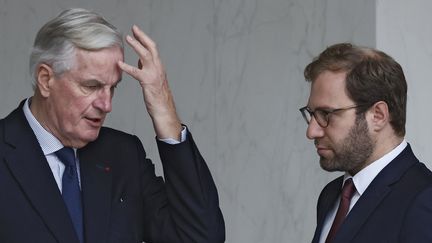 Le Premier ministre Michel Barnier et son ministre de l'Economie Antoine Armand, le 15 octobre 2024 à l'Elysée (LUDOVIC MARIN / AFP)