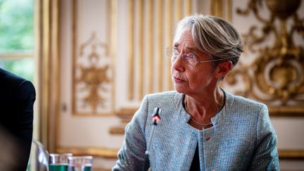 La Première ministre Elisabeth Borne, le 20 juillet 2022, dans son bureau à Matignon (Paris). (XOSE BOUZAS / HANS LUCAS / AFP)