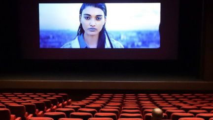 Images en haute défition et sièges confortables au Majestic à Abidjan, le 20 octobre 2017, pour accompagner la renaissance des salles de cinéma sur le continent. (SIA KAMBOU/AFP)