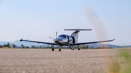 Un petit avion est stationné sur le tarmac de l'aéroport de Valence Chabeuil (Drôme), le 26 août 2022. (NICOLAS GUYONNET / HANS LUCAS / AFP)