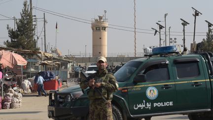 Un membre des forces de sécurité afghanes à proximité de la plus grande base américaine en Afghanistan, samedi 12 novembre à Bagram, à une cinquantaine de kilomètres de Kaboul. (SHAH MARAI / AFP)