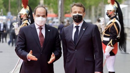 Le président français, Emmanuel Macron, et son homologue égyptien,&nbsp;Abdel Fattah Al-Sissi, à Paris, le 17 mai 2021. (LUDOVIC MARIN / AFP)