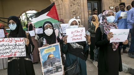 Des étudiants devant la Faculté de médecine de l'Université de Khartoum&nbsp; manifestent contre la normalisation des relations avec&nbsp;Israël, le 26 octobre 2020. (MAHMOUD HJAJ / ANADOLU AGENCY)