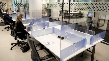 Un flex office à Amsterdam, aux Pays-Bas, pendant l'épidémie de Covid-19, le 20 avril 2020. (SEM VAN DER WAL / EPA/ANP)