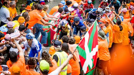 La foule basque fête le passage des hommes forts du Tour de France lors de la première étape à Bilbao, le 1er juillet 2023. (JASPER JACOBS / AFP)