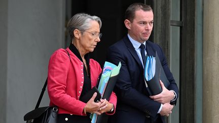 La Première ministre Elisabeth Borne et le ministre du Travail, Olivier Dussopt, à l'Elysée, le 26 septembre 2022. (EMMANUEL DUNAND / AFP)