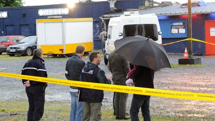 Des gendarmes devant la discoth&egrave;que de Bertry (Nord), o&ugrave; un homme a tir&eacute; plusieurs coups de feu le 8 juillet 2012, blessant 10 personnes. (DENIS CHARLET / AFP)