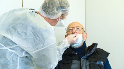 Un homme se fait tester à Montauban, le 30 décembre 2021. (PATRICIA HUCHOT-BOISSIER / HANS LUCAS / AFP)